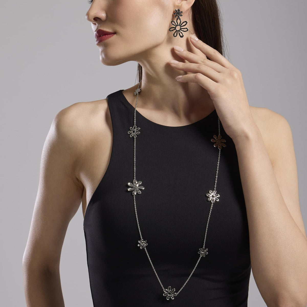 Orecchini pendenti con fiori effetto martellato Style 16