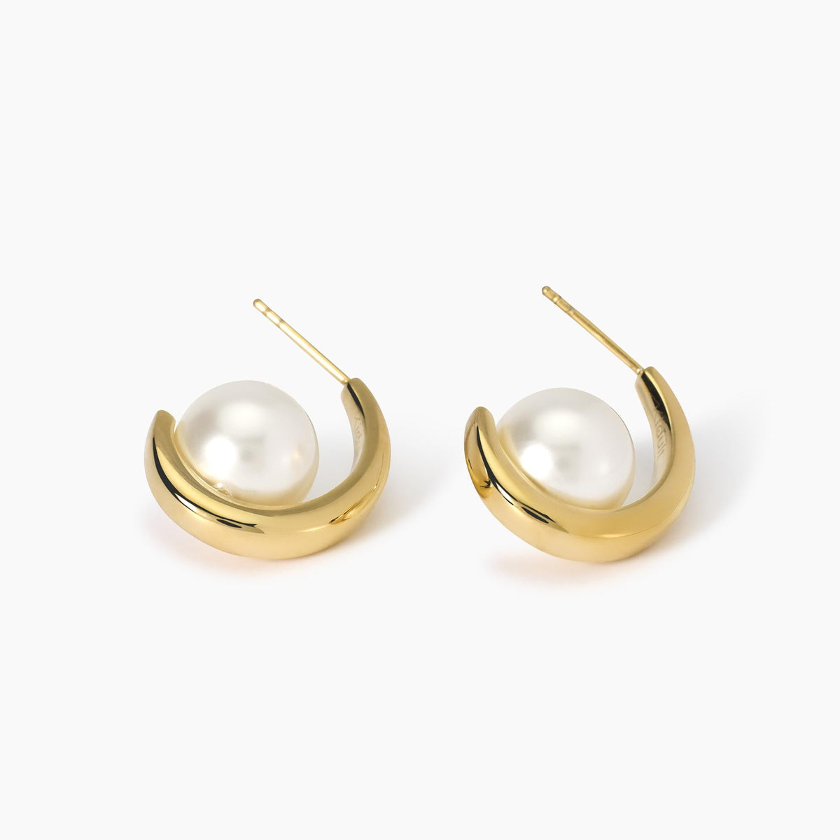 Orecchini semicerchio dorato con perle conchiglia Style 09