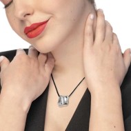 Collana cordino con pendente quadrato irregolare martellato