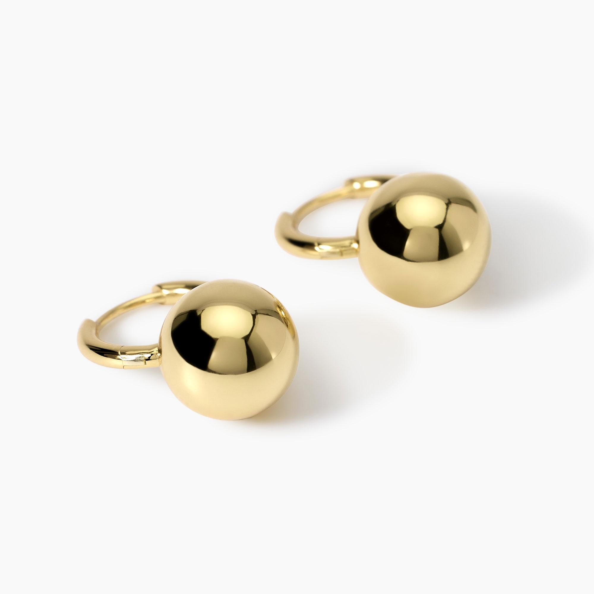 Orecchini placcati oro a cerchio con sfera Boule
