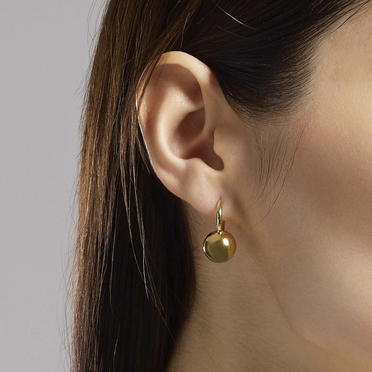 Orecchini placcati oro a cerchio con sfera Boule