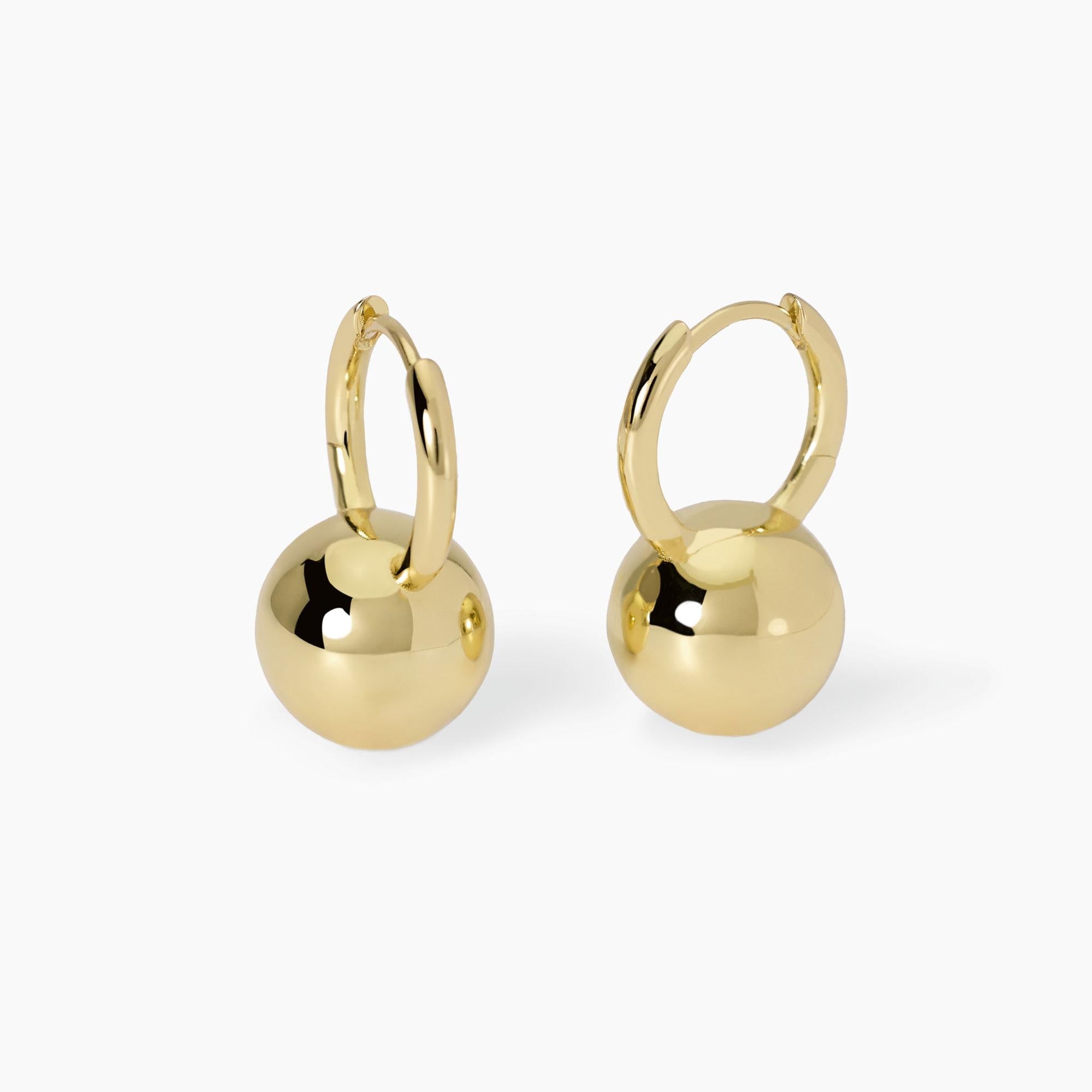 Orecchini placcati oro a cerchio con sfera Boule