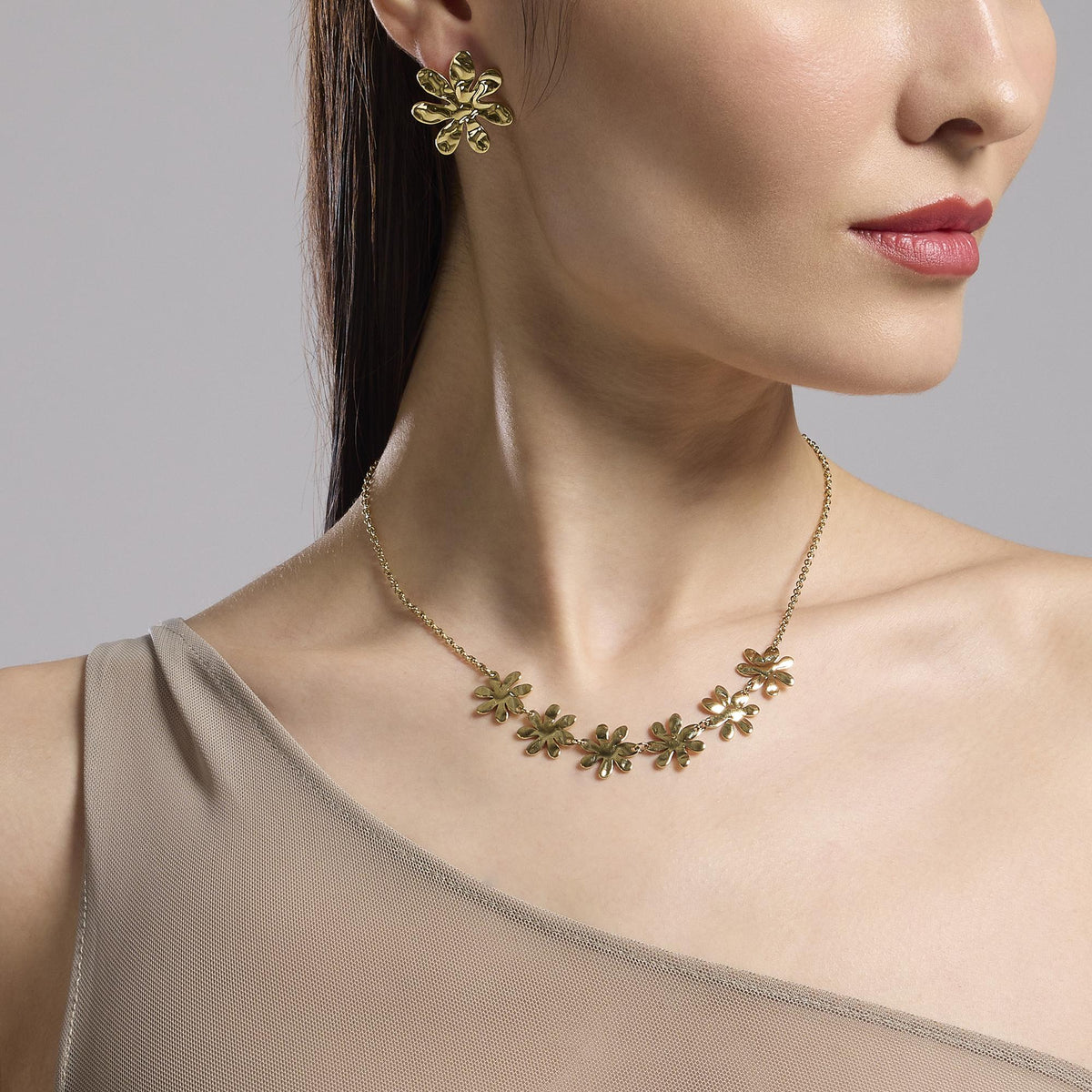 Girocollo dorato con fiori effetto martellato Style 16