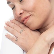 Anello cerchio con zirconi bianchi