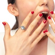 Anello con bottone martellato