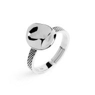 Anello con bottone martellato