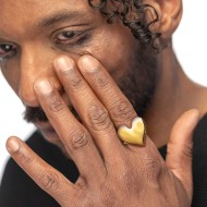 Anello doppia fascia con cuore irregolare martellato