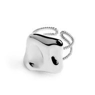 Anello doppia fascia con quadrato irregolare martellato