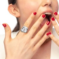 Anello doppia fascia con quadrato irregolare martellato