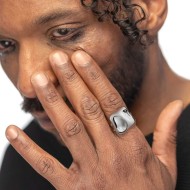 Anello doppia fascia con quadrato irregolare martellato