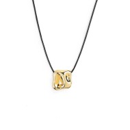 Collana cordino con pendente quadrato irregolare martellato