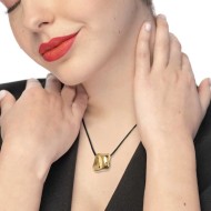 Collana cordino con pendente quadrato irregolare martellato