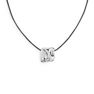 Collana cordino con pendente quadrato irregolare martellato