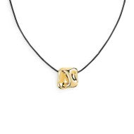 Collana cordino con pendente quadrato irregolare martellato