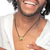 Collana cordino con pendente quadrato irregolare martellato